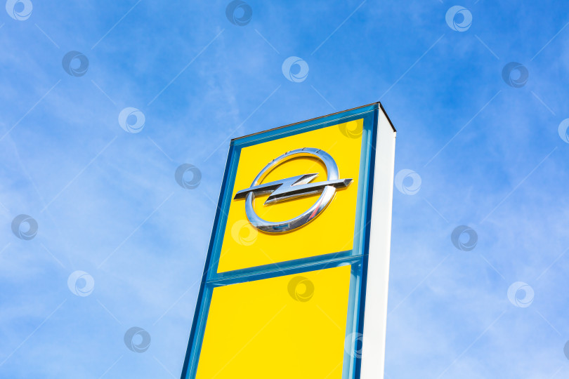 Скачать Логотип бренда Opel на фоне ярко-голубого неба фотосток Ozero