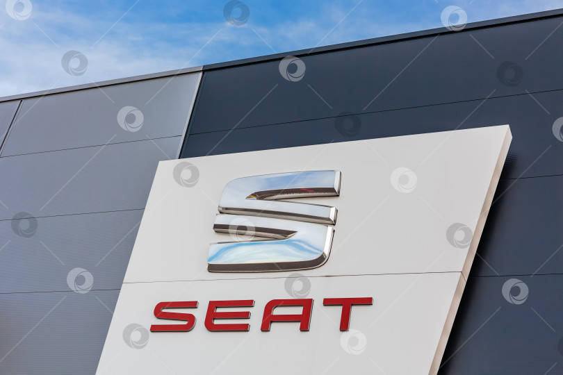 Скачать Логотип бренда SEAT на фоне ярко-голубого неба фотосток Ozero