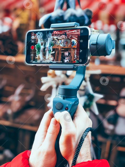 Скачать Блогер руками снимает видео на смартфон фотосток Ozero