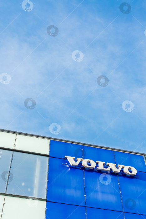Скачать Логотип бренда Volvo на фоне ярко-голубого неба фотосток Ozero