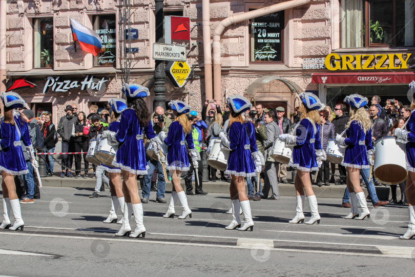 Скачать Группа молодых девушек в синей униформе барабанщиц. фотосток Ozero