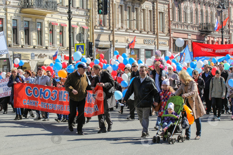 Скачать Взрослые и дети на праздничной демонстрации. фотосток Ozero