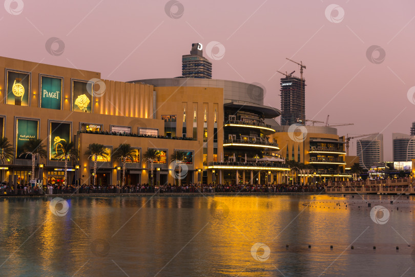 Скачать Шоу дубайских фонтанов состоится в торговом центре Dubai Mall фотосток Ozero