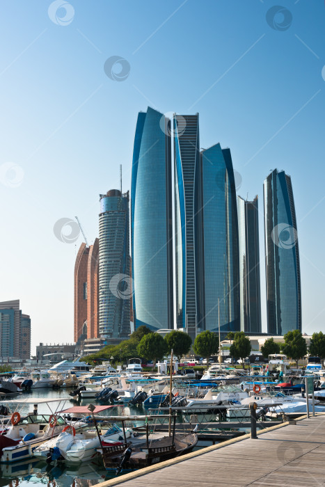 Скачать Причал Аль-Батин и башни Etihad towers в Абу-Даби, ОАЭ фотосток Ozero