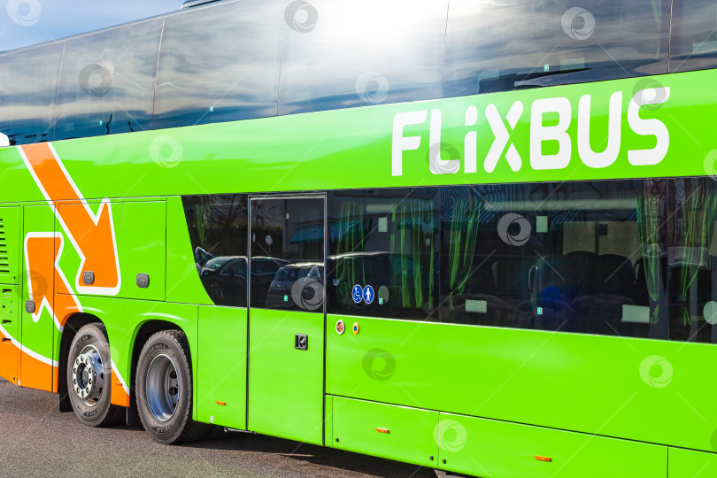 Скачать Логотип FlixBus на зеленом автобусе. Путешествие на автобусе фотосток Ozero