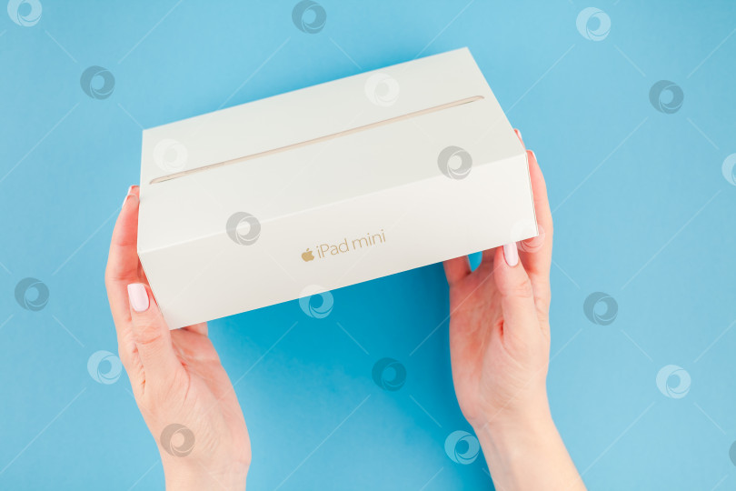 Скачать Женщина протягивает коробку с Apple iPad mini фотосток Ozero
