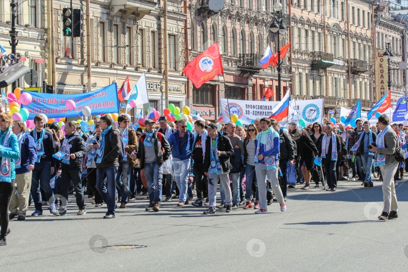 Скачать Праздничная колонна людей на проспекте. фотосток Ozero