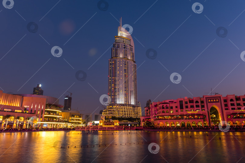 Скачать Шоу дубайских фонтанов состоится в торговом центре Dubai Mall фотосток Ozero