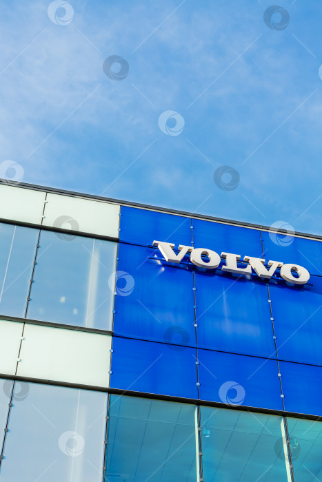 Скачать Логотип бренда Volvo на фоне ярко-голубого неба фотосток Ozero