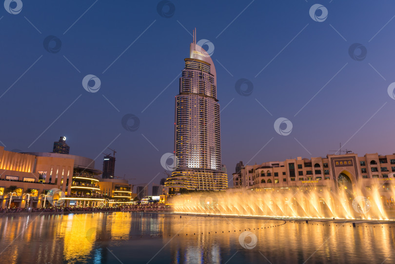 Скачать Шоу дубайских фонтанов в торговом центре Dubai Mall фотосток Ozero