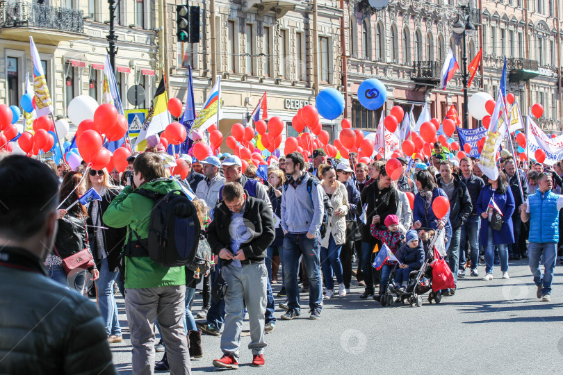 Скачать Толпа людей с красными шарами. фотосток Ozero