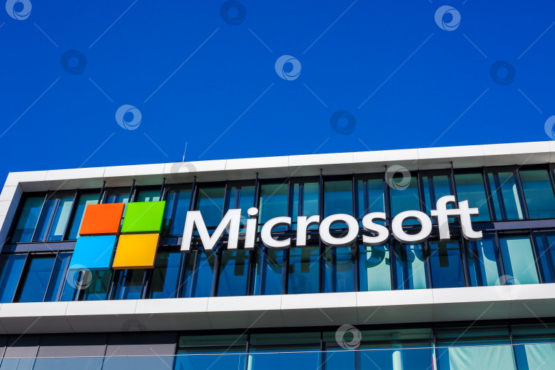 Скачать Логотип Microsoft на офисном здании в Мюнхене, Германия фотосток Ozero