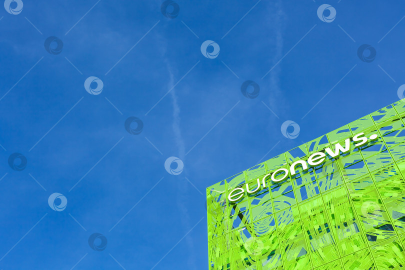 Скачать Логотип бренда Euronews на здании его штаб-квартиры фотосток Ozero