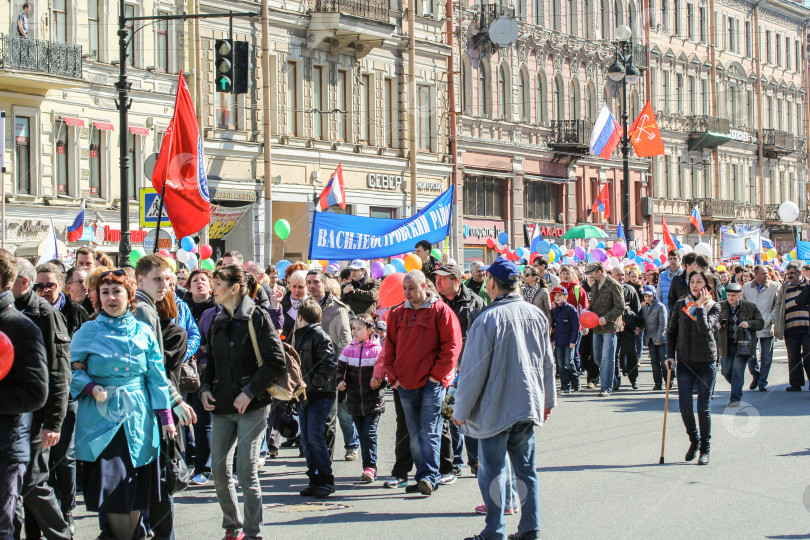 Скачать Колонна людей на праздничной демонстрации. фотосток Ozero