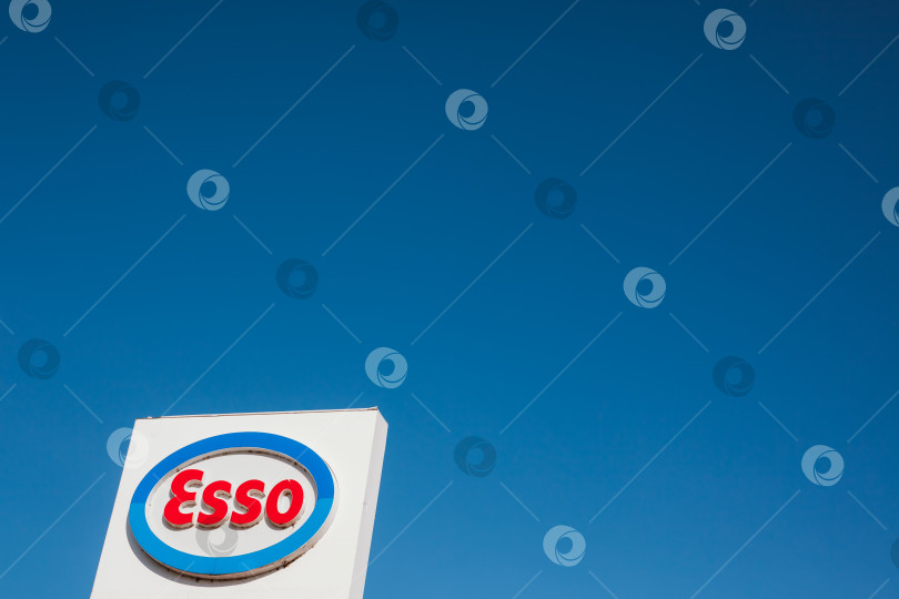 Скачать Логотип Esso на своей заправочной станции фотосток Ozero