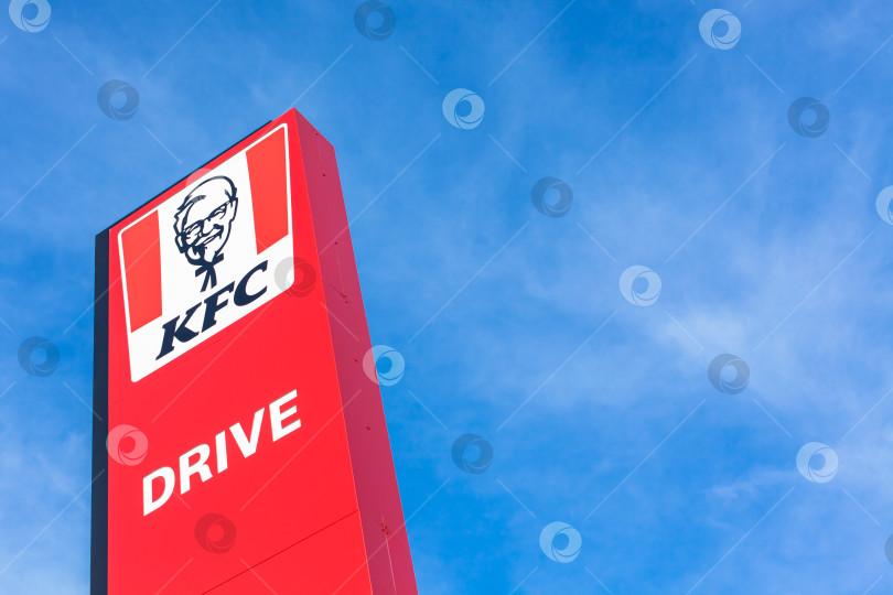 Скачать Логотип ресторана быстрого питания KFC на его здании фотосток Ozero