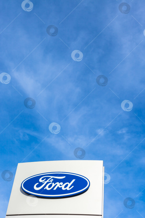 Скачать Логотип бренда Ford на фоне ярко-голубого неба фотосток Ozero