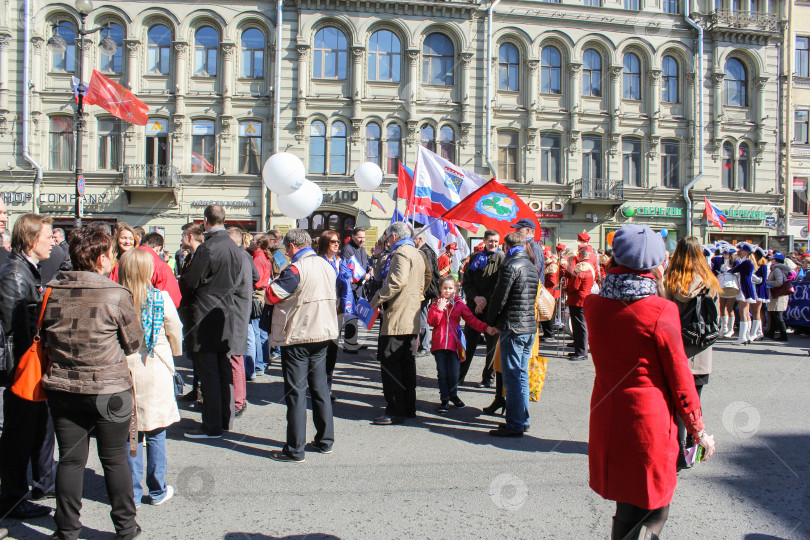 Скачать Люди ждут начала праздничной демонстрации. фотосток Ozero