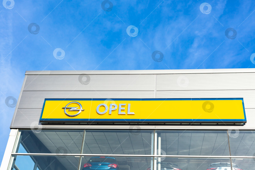 Скачать Логотип бренда Opel на фоне ярко-голубого неба фотосток Ozero