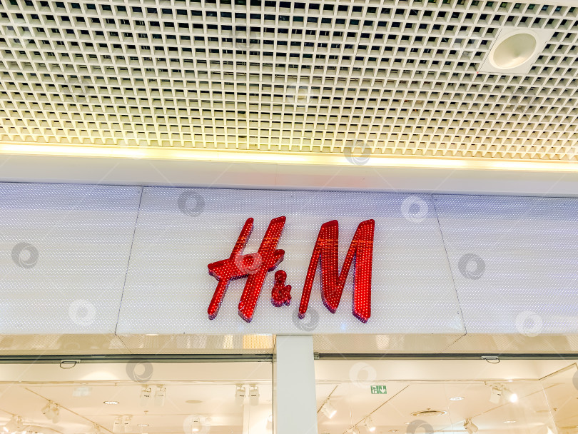 Скачать Логотип бренда H&M store в торговом центре фотосток Ozero