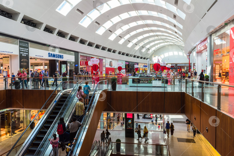 Скачать Люди совершают покупки в торговом центре Dubai Mall фотосток Ozero