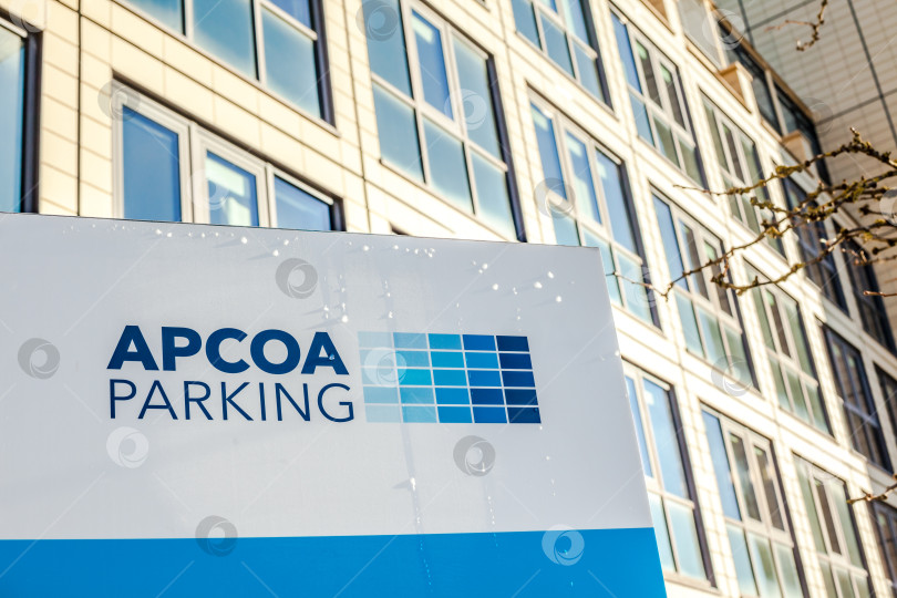 Скачать Логотип бренда APCOA Parking на здании фотосток Ozero