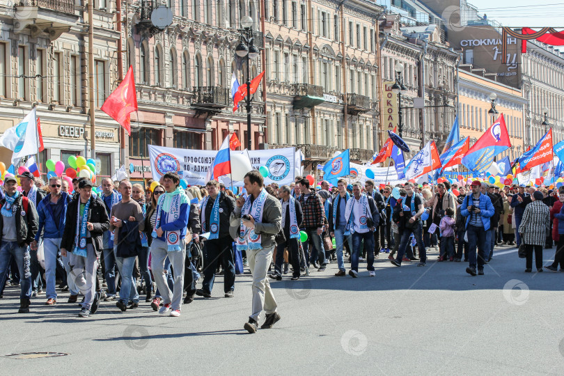 Скачать Праздничная колонна людей на городском проспекте. фотосток Ozero