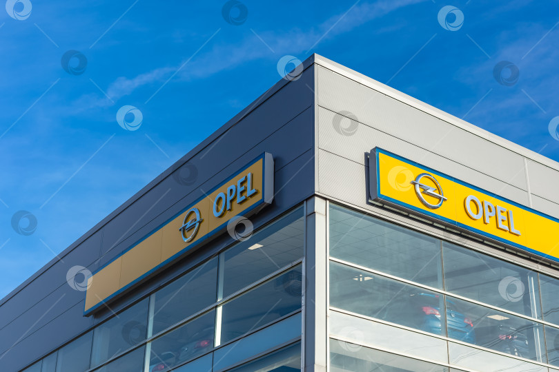 Скачать Логотип бренда Opel на фоне ярко-голубого неба фотосток Ozero