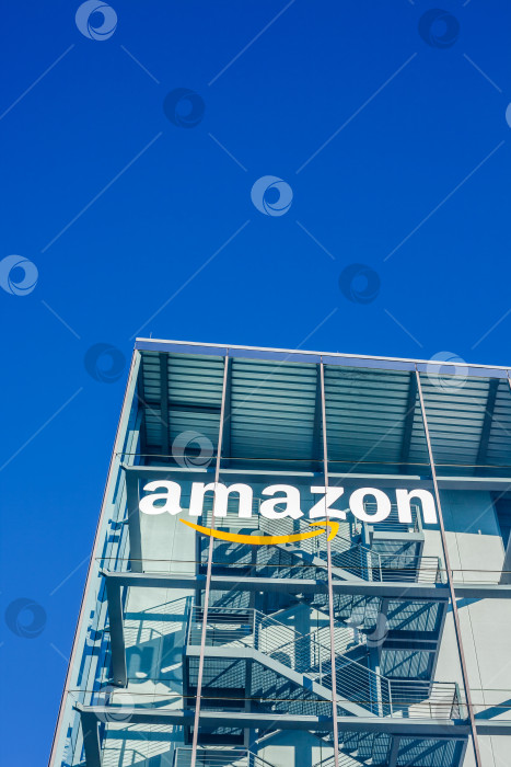 Скачать Логотип Amazon на офисном здании в Мюнхене, Германия фотосток Ozero