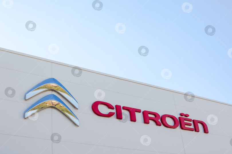 Скачать Логотип бренда Citroen на фоне чистого голубого неба фотосток Ozero