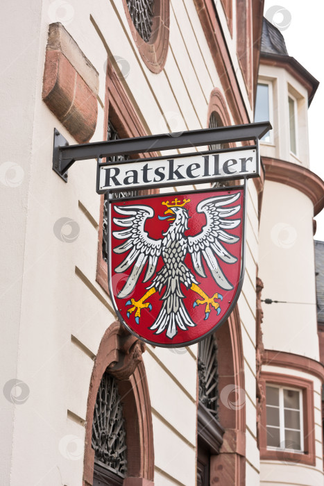 Скачать Вид вывески Ratskeller на здании во Франкфурте, Германия фотосток Ozero