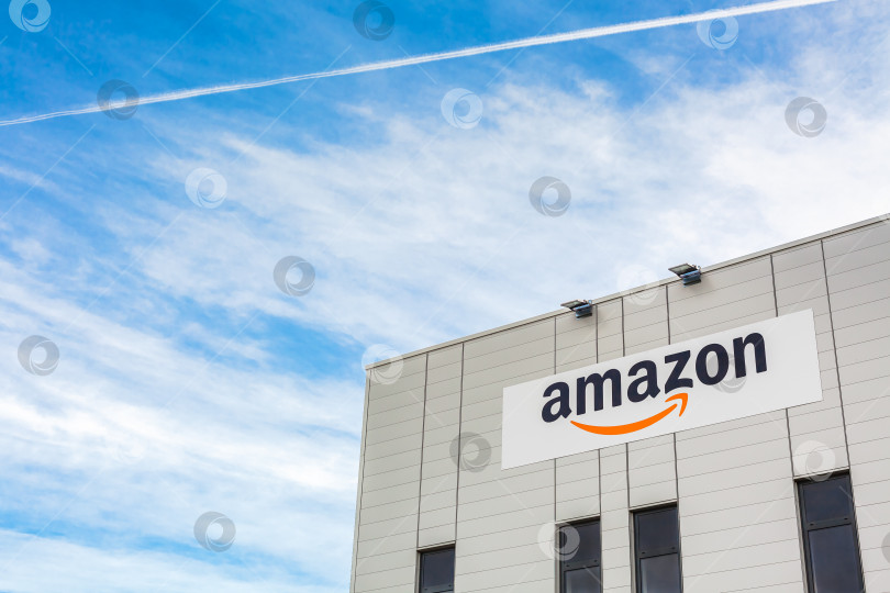 Скачать Логотип Amazon на здании склада компании фотосток Ozero