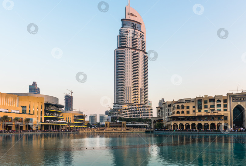 Скачать Шоу дубайских фонтанов состоится в торговом центре Dubai Mall фотосток Ozero