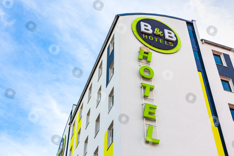 Скачать Логотип B&B на здании отеля в Лионе фотосток Ozero
