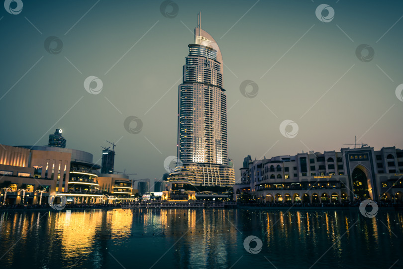 Скачать Шоу дубайских фонтанов состоится в торговом центре Dubai Mall фотосток Ozero