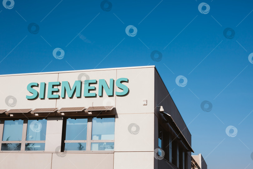 Скачать Логотип компании Siemens на ее здании фотосток Ozero