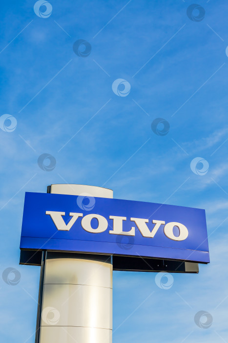 Скачать Логотип бренда Volvo на фоне ярко-голубого неба фотосток Ozero