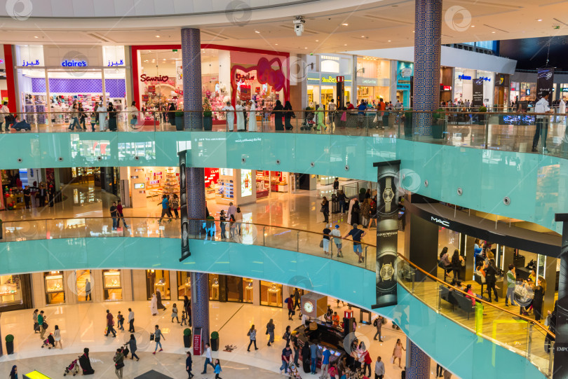 Скачать Люди совершают покупки в торговом центре Dubai Mall фотосток Ozero
