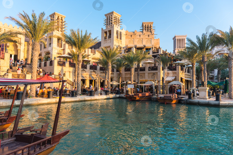 Скачать Вид на отель Madinat Jumeirah в Дубае фотосток Ozero