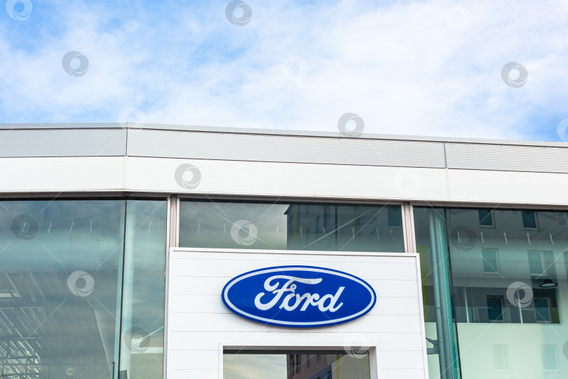 Скачать Логотип бренда Ford на фоне ярко-голубого неба фотосток Ozero