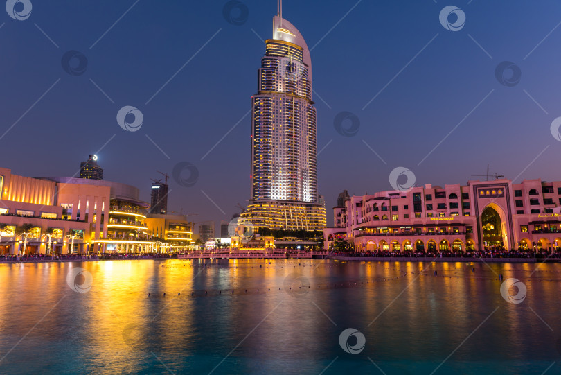 Скачать Шоу дубайских фонтанов состоится в торговом центре Dubai Mall фотосток Ozero
