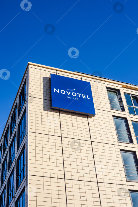 Скачать Логотип Novotel suites на здании отеля в Мюнхене фотосток Ozero