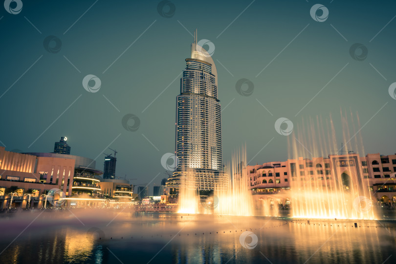Скачать Шоу дубайских фонтанов в торговом центре Dubai Mall фотосток Ozero