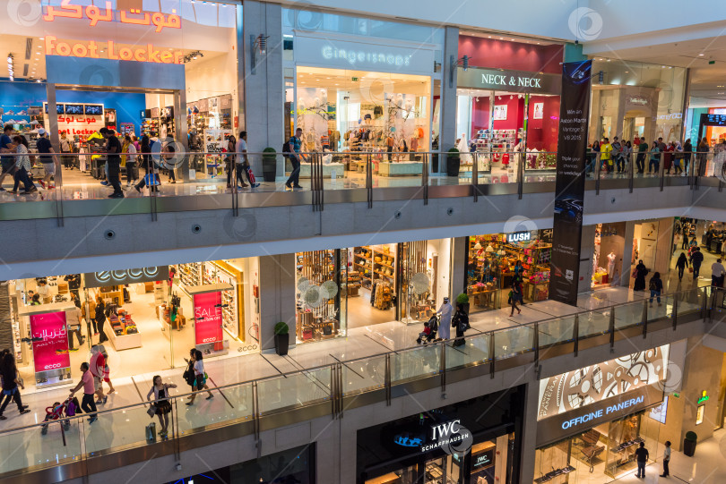 Скачать Люди совершают покупки в торговом центре Dubai Mall фотосток Ozero