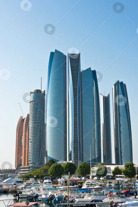 Скачать Причал Аль-Батин и башни Etihad towers в Абу-Даби, ОАЭ фотосток Ozero