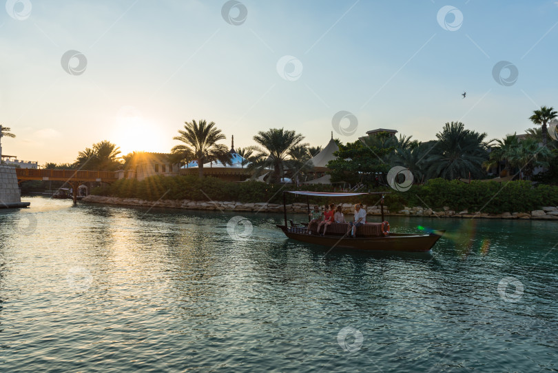 Скачать Вид на отель Madinat Jumeirah в Дубае фотосток Ozero