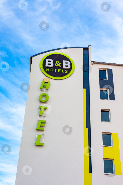 Скачать Логотип B&B на здании отеля в Лионе фотосток Ozero