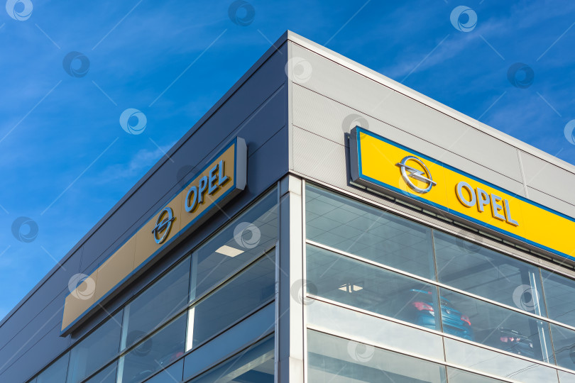 Скачать Логотип бренда Opel на фоне ярко-голубого неба фотосток Ozero