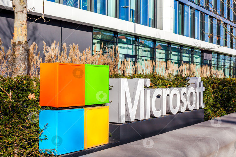 Скачать Логотип Microsoft на офисном здании в Мюнхене, Германия фотосток Ozero
