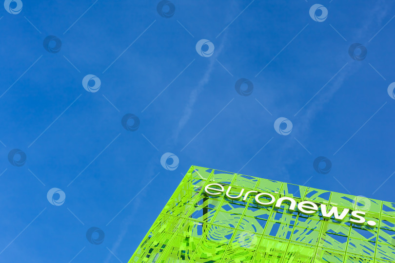 Скачать Логотип бренда Euronews на здании его штаб-квартиры фотосток Ozero